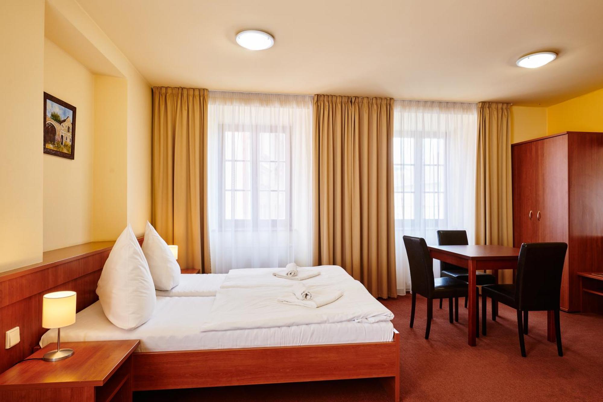 Hotel Zlata Hvezda Vimperk Buitenkant foto